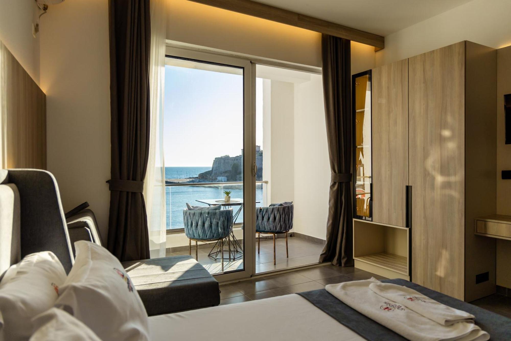 Continental Hotel 울친 외부 사진