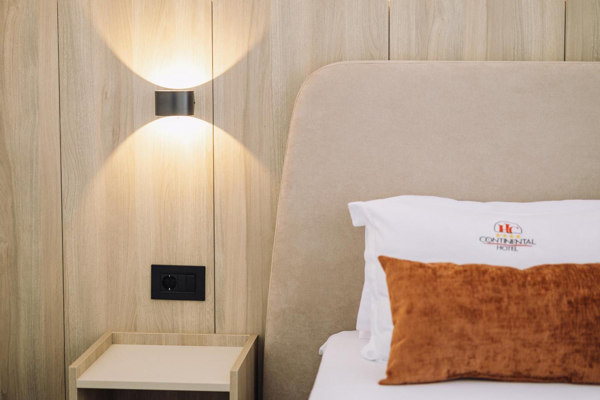 Continental Hotel 울친 외부 사진