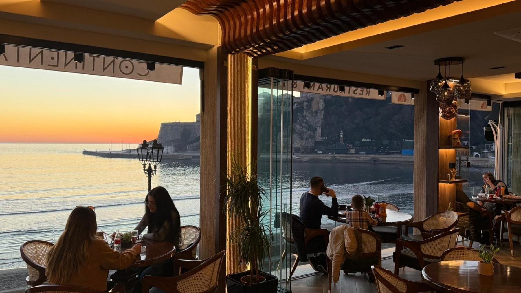 Continental Hotel 울친 외부 사진