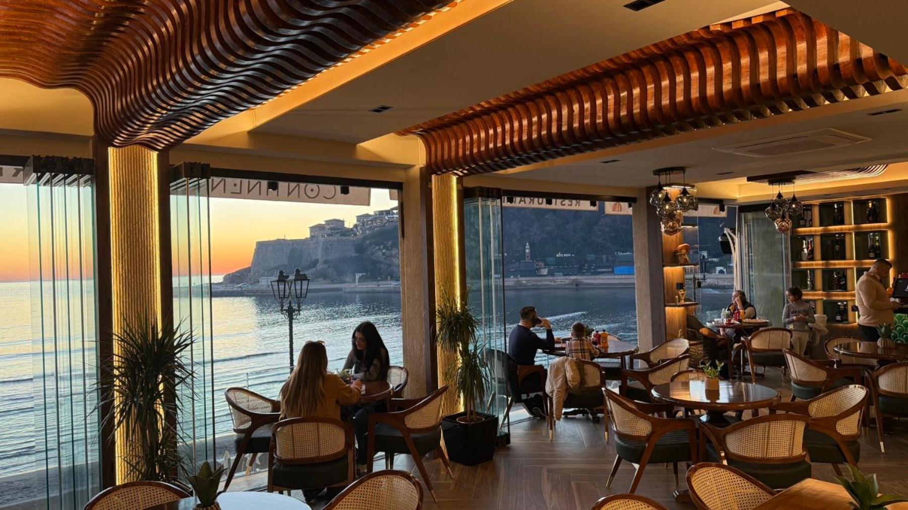Continental Hotel 울친 외부 사진