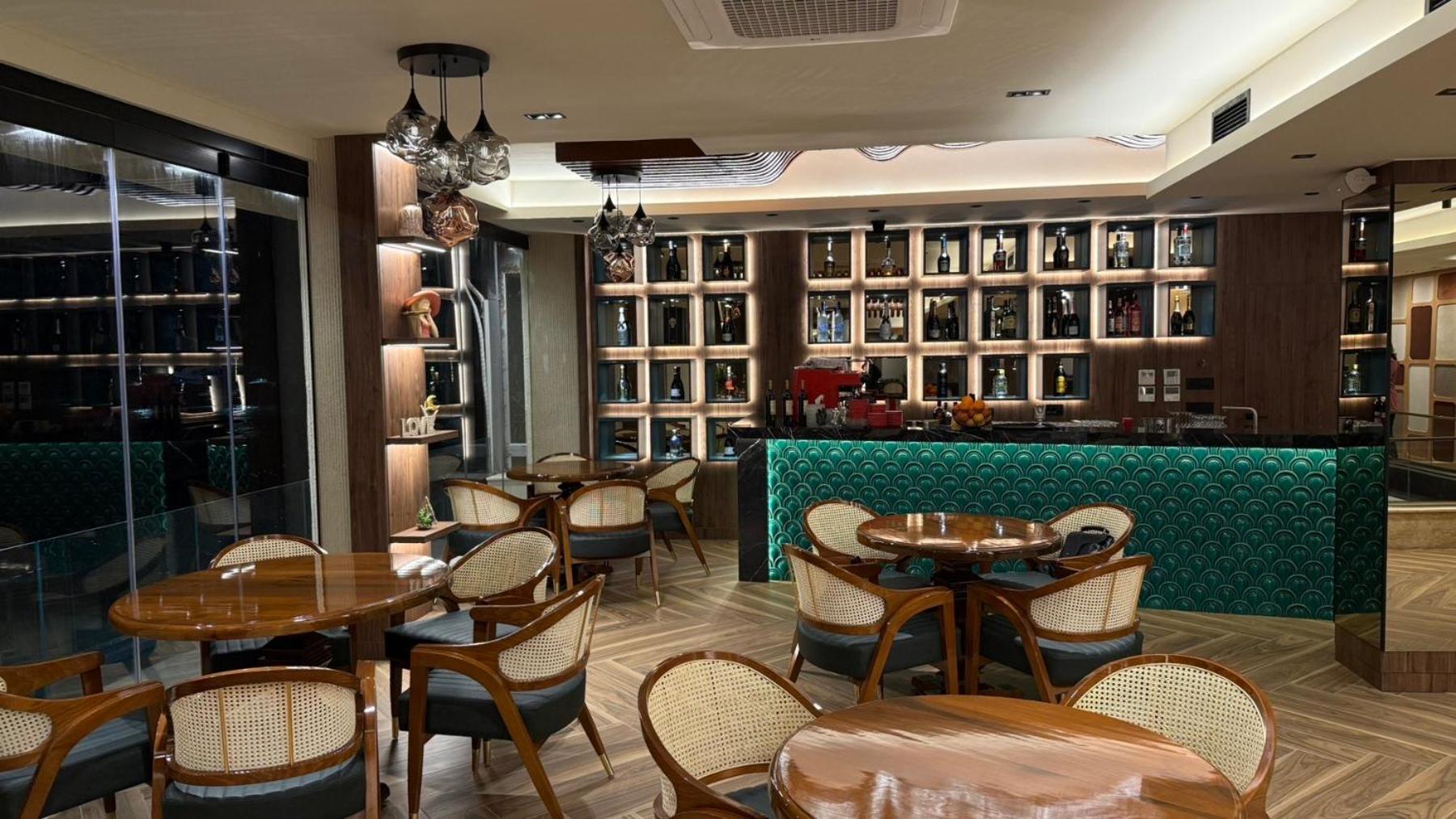 Continental Hotel 울친 외부 사진