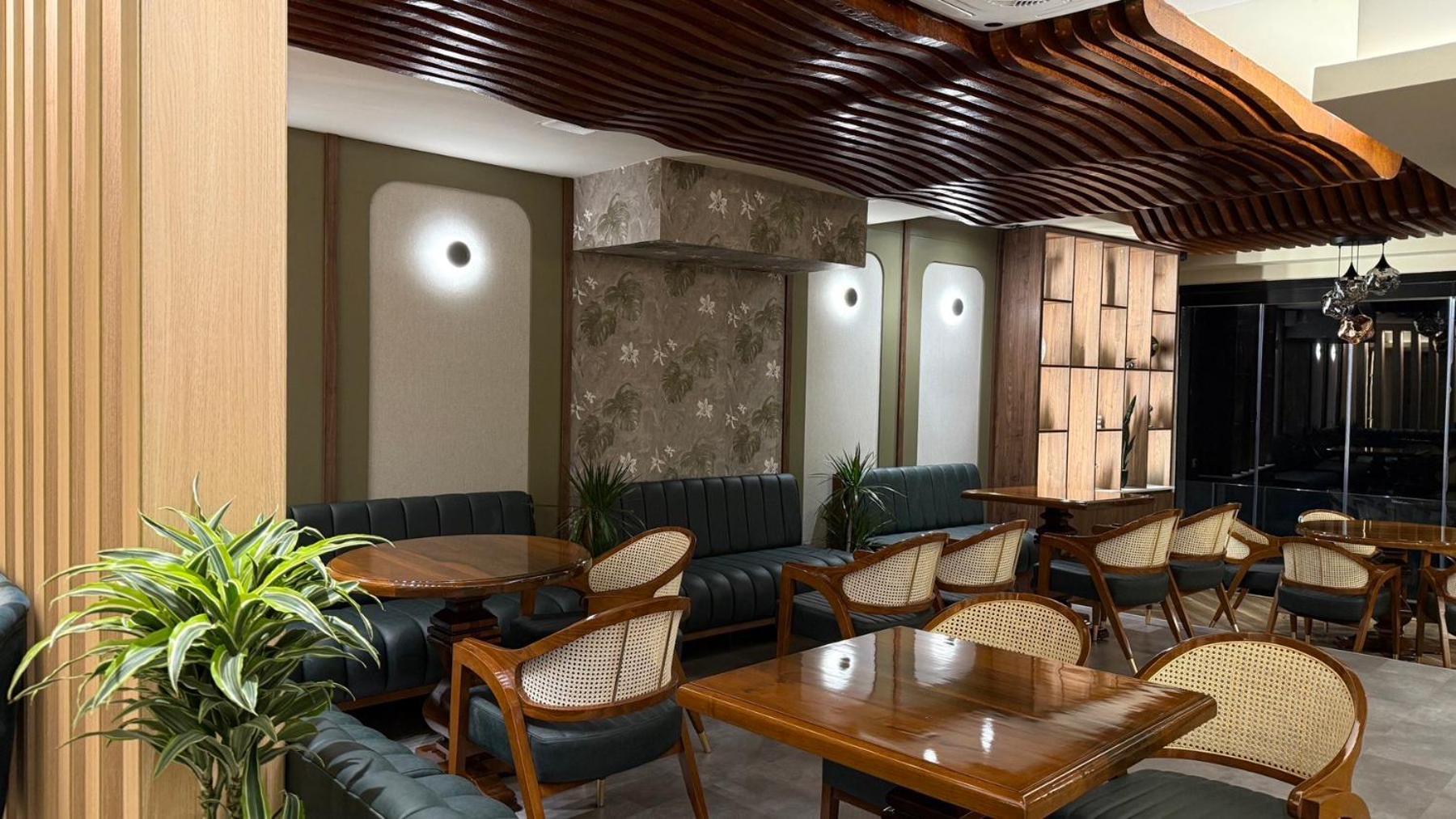 Continental Hotel 울친 외부 사진
