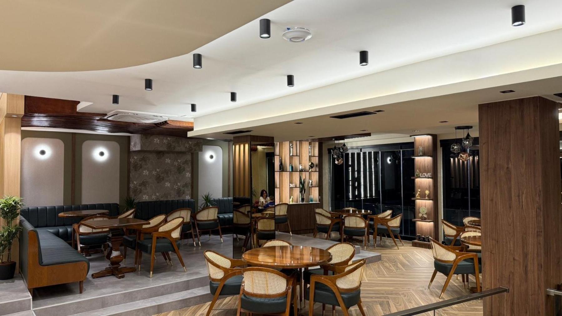 Continental Hotel 울친 외부 사진