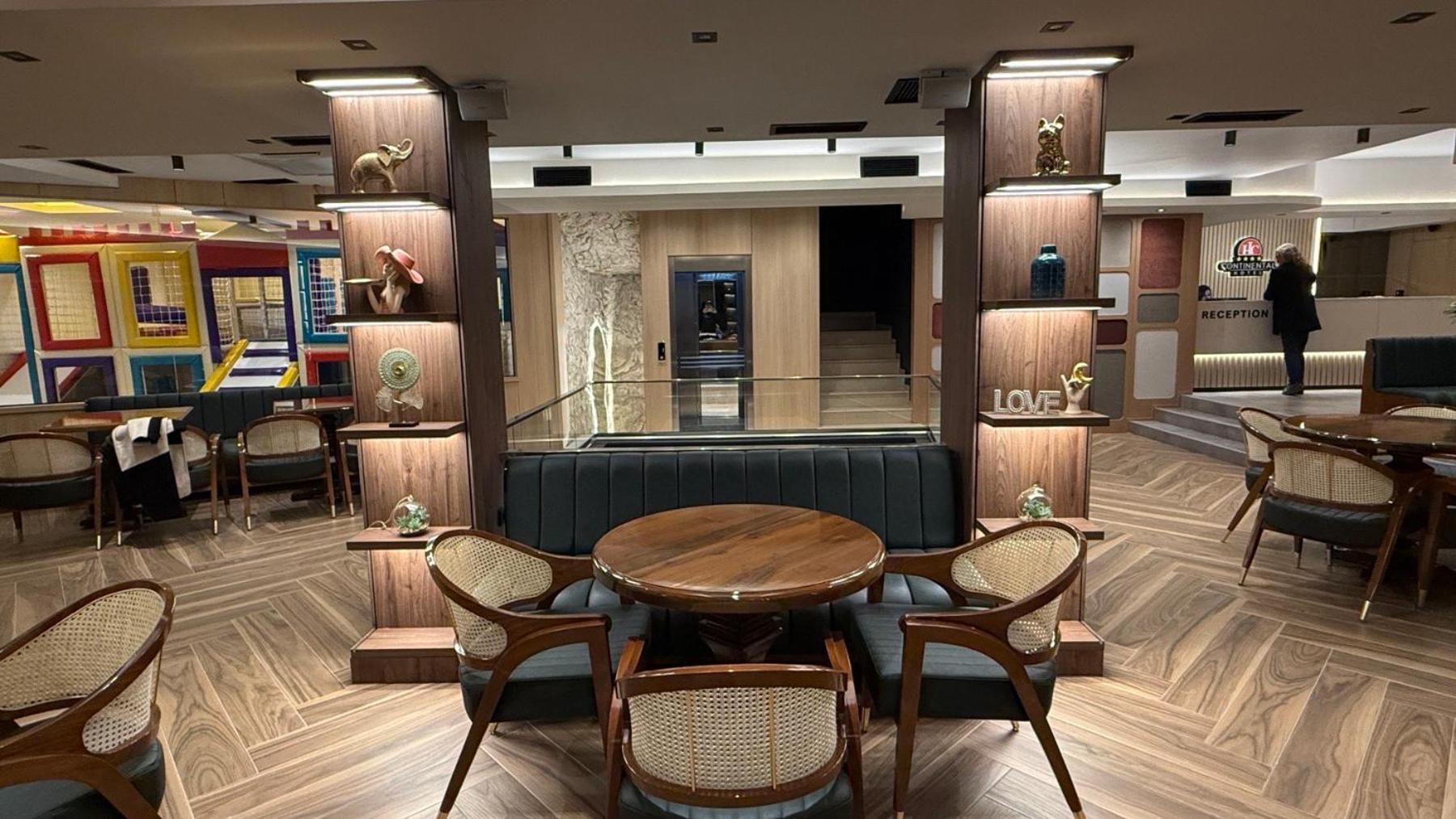 Continental Hotel 울친 외부 사진